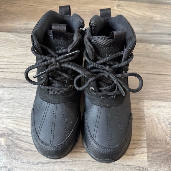 UGG
EMMETT DUCK BOOT size 3 - Picture 2 of 9